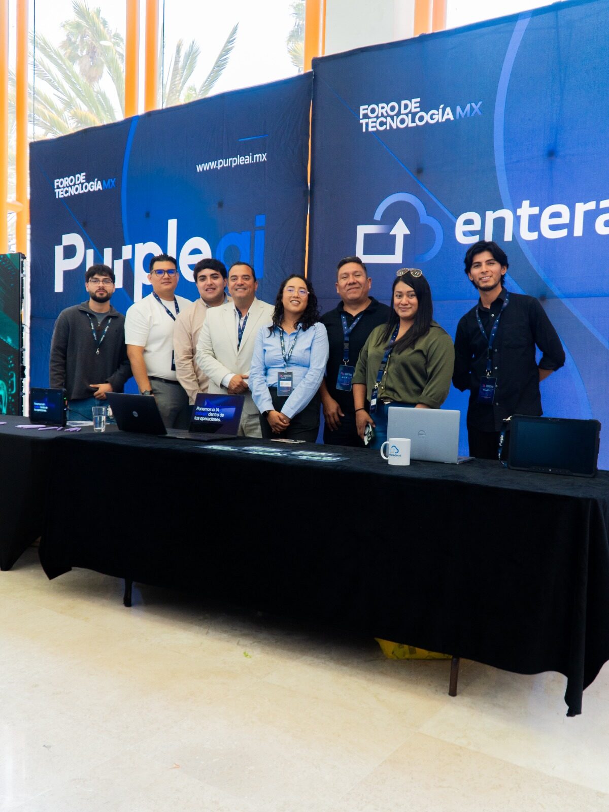 El equipo de Enteracloud y Purple AI en su stand del evento